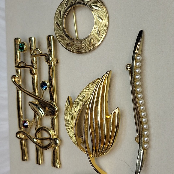 Gold Brooch Set with Rhinestones - Picture 3 of 3